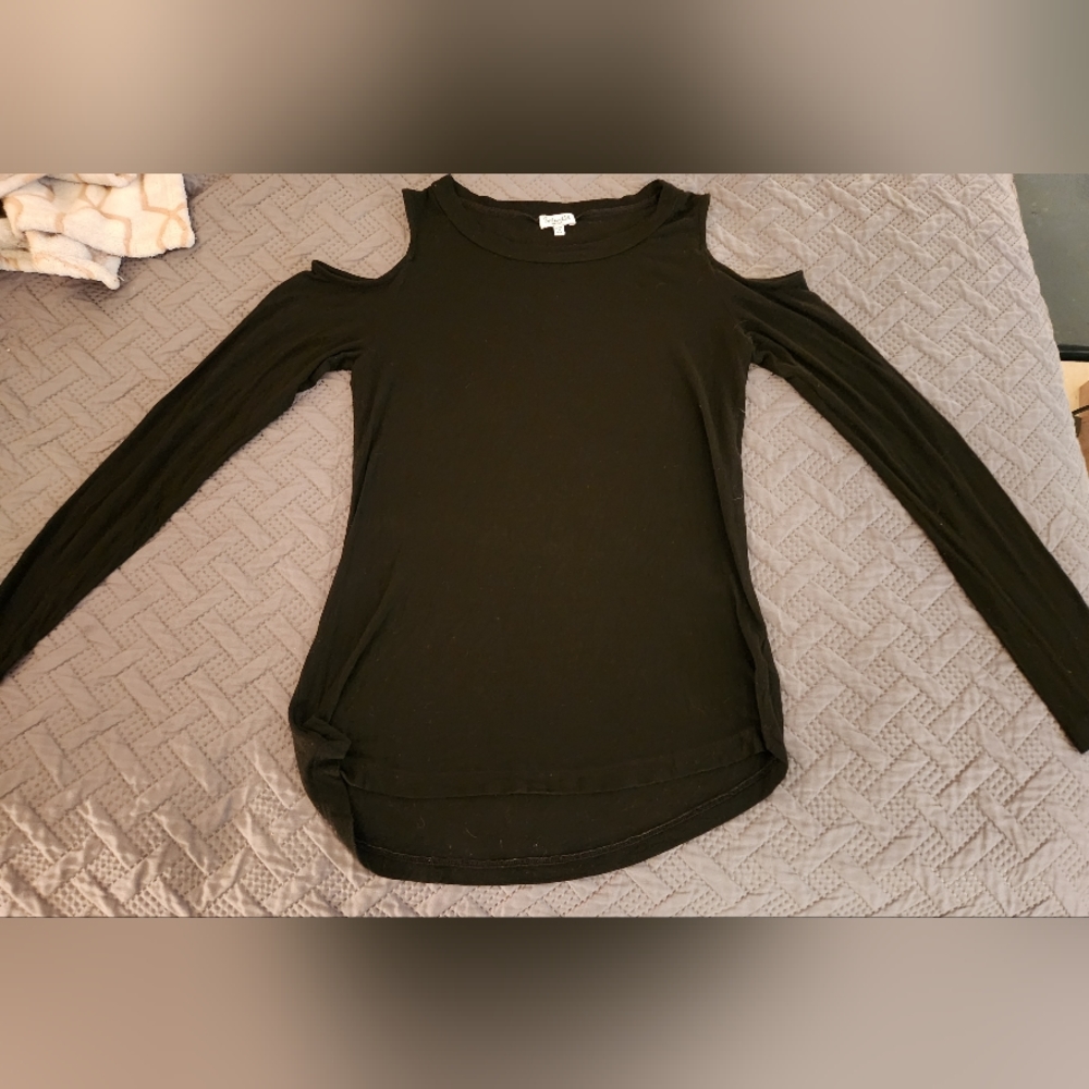 Splendid  Cut out shoulders ling sleeve blouse